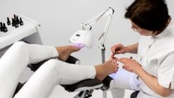 SUNfeet UV Lamp Op Statief - Lamp Voor Gelnagels 80W - LED Lamp Nagels - Gellak Lamp - Nageldroger - Wit -Cosmetica Serie Winkel 1200x674 1