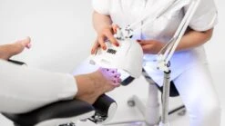 SUNfeet UV Lamp Op Statief - Lamp Voor Gelnagels 80W - LED Lamp Nagels - Gellak Lamp - Nageldroger - Wit -Cosmetica Serie Winkel 1200x674